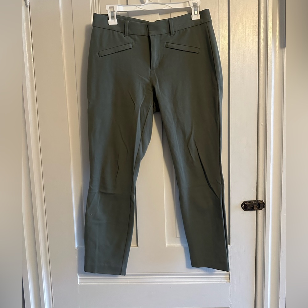 Gap signature skinny ankle pants in sage green
